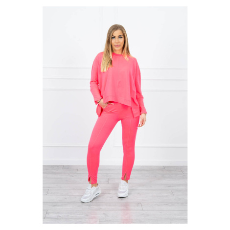 Complete with an oversized blouse in pink neon color