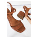 Hnedé kožené sandále na nízkom podpätku 1-28265