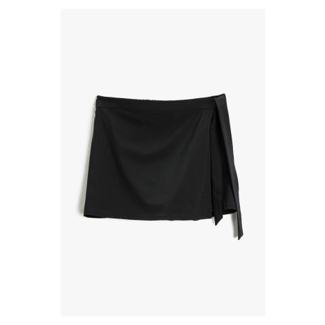 Dámska čierna sukňa značky Koton