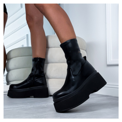 Čierne nízke čižmy na platforme iMóda