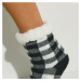Papučové ponožky s kožušinovou imitáciou a kockovaným dizajnom