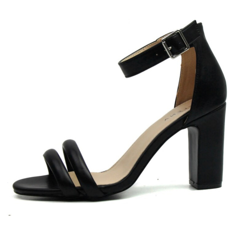 Celena Remienkové sandále 'Chelsie'  čierna