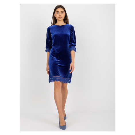 Kobaltovo modré velúrové koktejlové šaty s 3/4 rukávmi