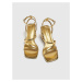 Pull&Bear Remienkové sandále  zlatá