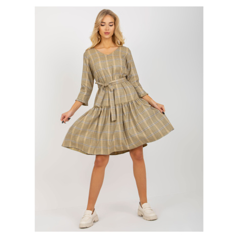 Béžové kárované šaty s volánom -LK-SK-507786.16P-beige