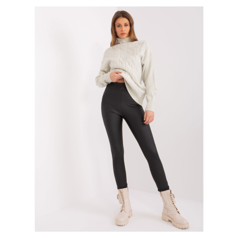 Čierne zateplené koženkové legíny LK-SP-509496.89P-black