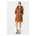 Dlhšia zimná dámska bunda v karamelovej farbe s vysokým stojačikom (J9-067)