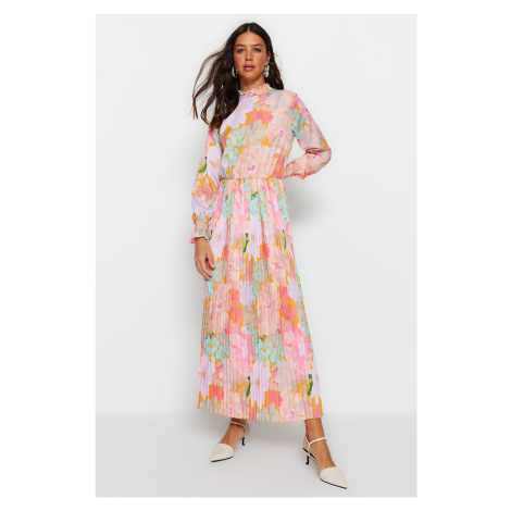 Trendyol ružová viacfarebné plisované plisované tkané kvetinové šaty