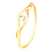 Zlatý prsteň 585 - číry okrúhly zirkón medzi dvomi tenkými vlnkami - Veľkosť: 63 mm