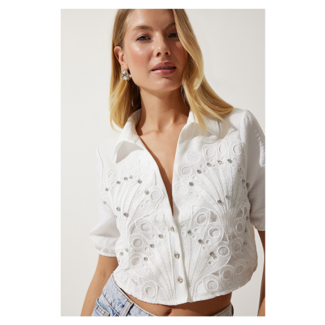 Happiness İstanbul Women's White Stone Embroidered Scalloped Linen Crop Shirt