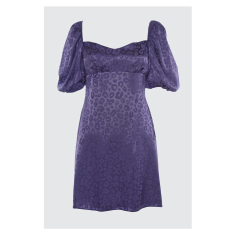 Trendyol Lilac Back detailné žakárové saténové šaty