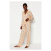Trendyol práškový králičí vzorovaný košeľo-nohavicový tkaný pyžamový set