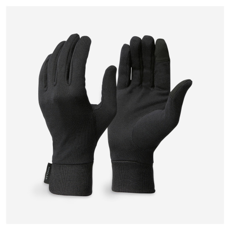 Spodné trekingové rukavice MT500 hodvábne čierne FORCLAZ