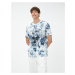 Tričko s potlačou lebky Koton s abstraktne vyzerajúcim krkom posádky.