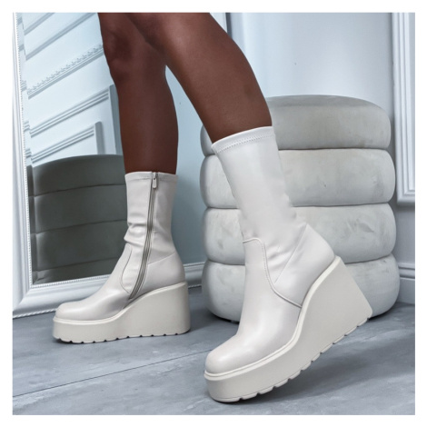 Béžové nízke čižmy na platforme iMóda