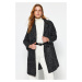 Trendyol oversized čierny oversized široký potlačený dlhý razený kabát