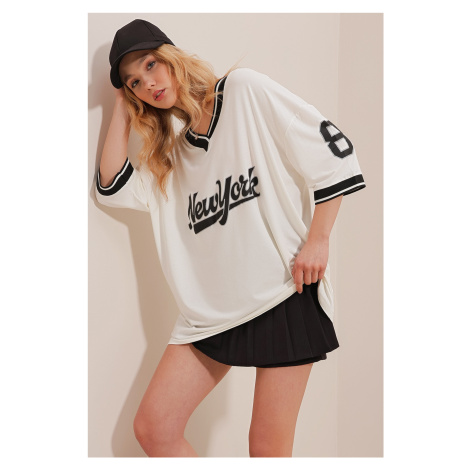 Trend Alaçatı Stili Women's White Oversized T-Shirt with Ribbed Collar and Sleeves and Printed o