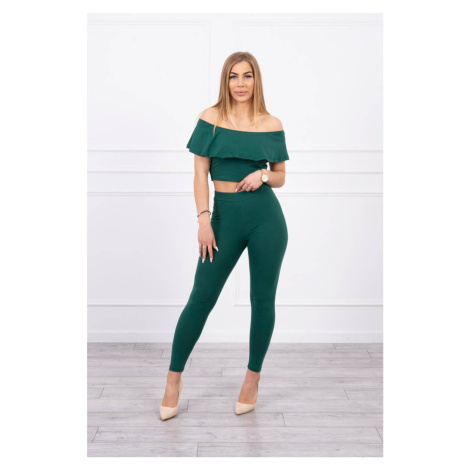 Set with dark green ruffle