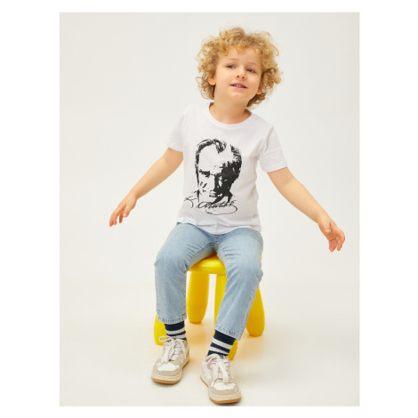 Koton Atatürk Printed T-Shirt with Short Sleeves and Round Neck.