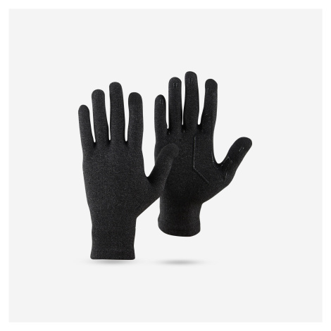 Bezšvové spodné rukavice na horskú turistiku MT500 čierne FORCLAZ