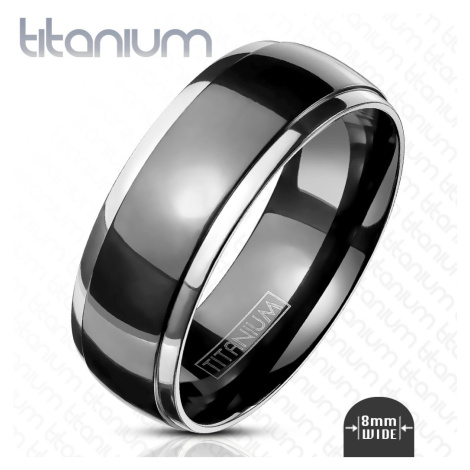 Širší prsteň z titánu - hladká obrúčka s vystupujúcim čiernym stredom a okrajmi v striebornej fa