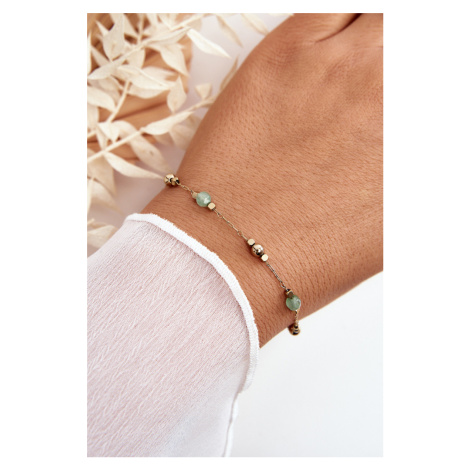 Classic bracelet with green gold beads