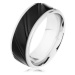 Oceľový prsteň striebornej farby s čiernym pásom, šikmé zárezy - Veľkosť: 70 mm