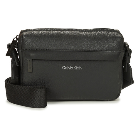 Calvin Klein Jeans  CK MUST CAMERA BAG  Vrecúška/Malé kabelky Čierna