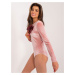 SVETLORUŽOVÉ VELÚROVÉ BODY S KVETINOVOU BROŠŇOU LK-BO-509557.83-LIGHT PINK