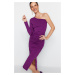 Trendyol Purple asymetrický golier záhyby s jedným rukávom, vypasované midi pletené šaty