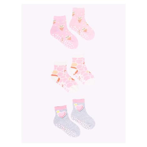 Yoclub Dievčenské bavlnené ponožky proti pošmyknutiu ABS vzory farby 3-pack SKA-0109G-AA3A-004 V