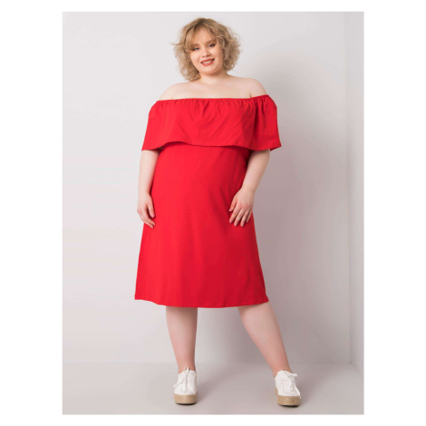 Červené šaty plus veľkosti so španielskym výstrihom
