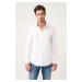 Pánska biela košeľa Avva zo 100% bavlny, saténová, so skrytým vreckom, úzky strih