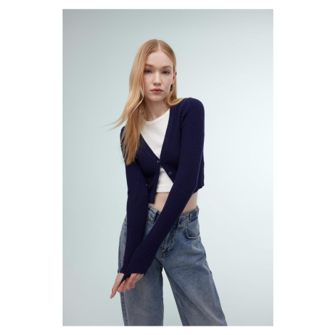 DEFACTO Coool Regular Fit Crop Button Closure V Neck Knitwear Cardigan