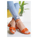 Oranžové kožené sandále na hrubom podpätku 2-28224