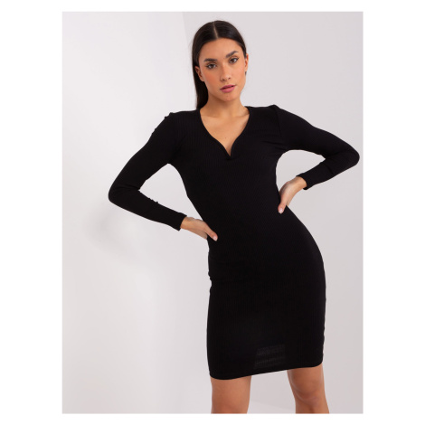 BASIC FEEL GOOD Black dress with a padded neckline