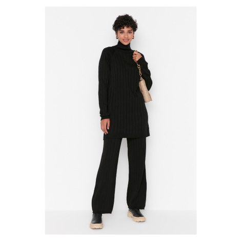 Trendyol čierny rolákový sveter z manšestrového materiálu, pletený oblek