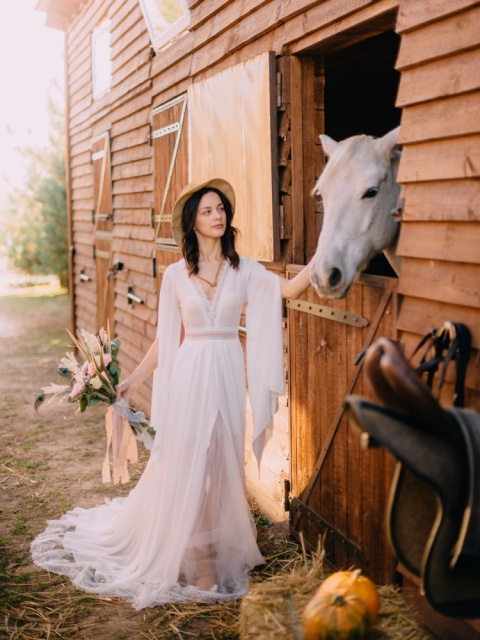 Biele boho šaty: ideálny výber na prírodnú svadbu