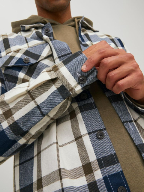 Ako nosiť flanelovú košeľu na rôzne príležitosti?