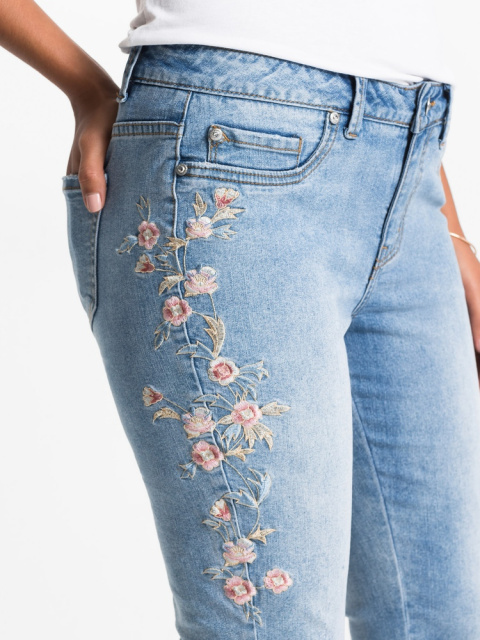 Užite si leto v džínsoch s kvetinovou výšivkou