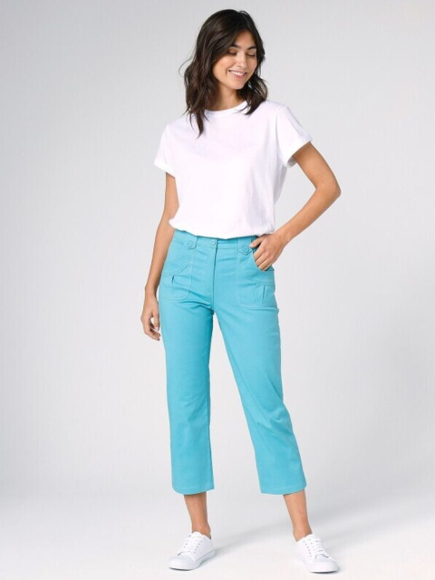 Modré 7/8 nohavice a biele tričko: trend, ktorý zaujme každú ženu
