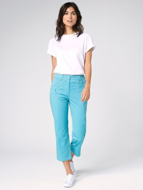 Modré 7/8 nohavice a biele tričko: trend, ktorý zaujme každú ženu