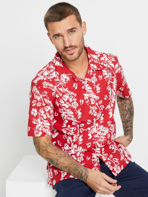 Oslníte na pláži: neodolateľný štýl s havajskou košeľou