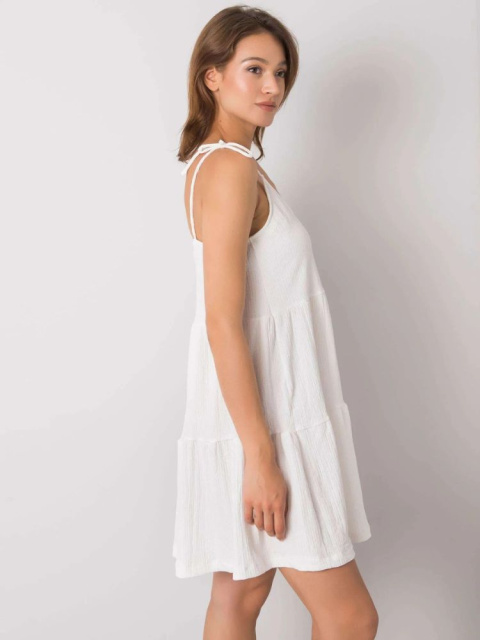 Ako nosiť biele voľné šaty na ramienka, aby nerozširovali?