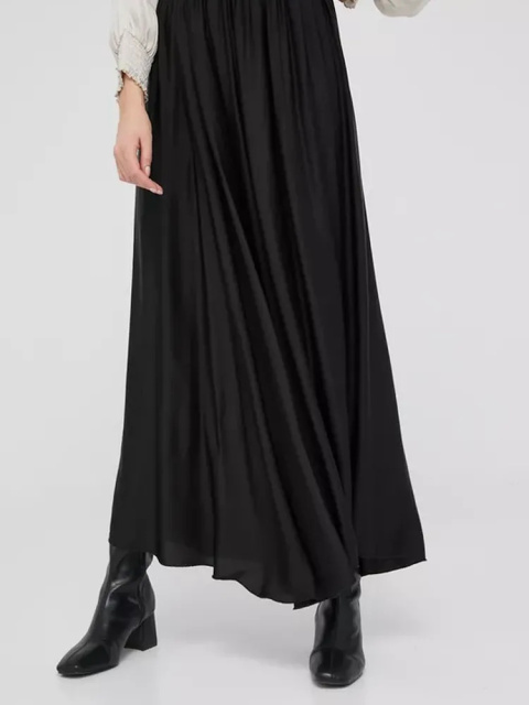 Dlhá čierna sukňa ako neutrálny základ šatníka