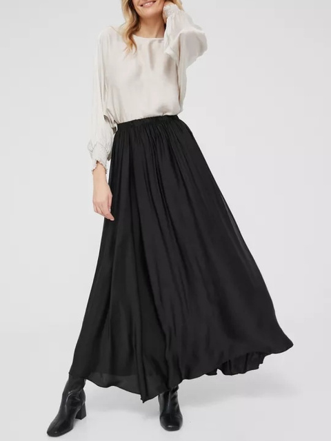 Dlhá čierna sukňa ako neutrálny základ šatníka