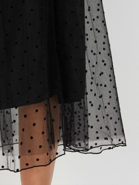 Čierna tylová sukňa s bodkami ako báječné osvieženie
