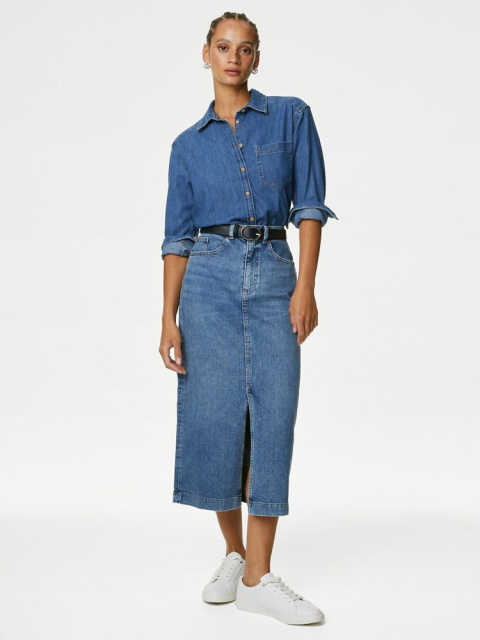 Džínsová elegancia: kombinujte dlhú sukňu s košeľou a koženým opaskom