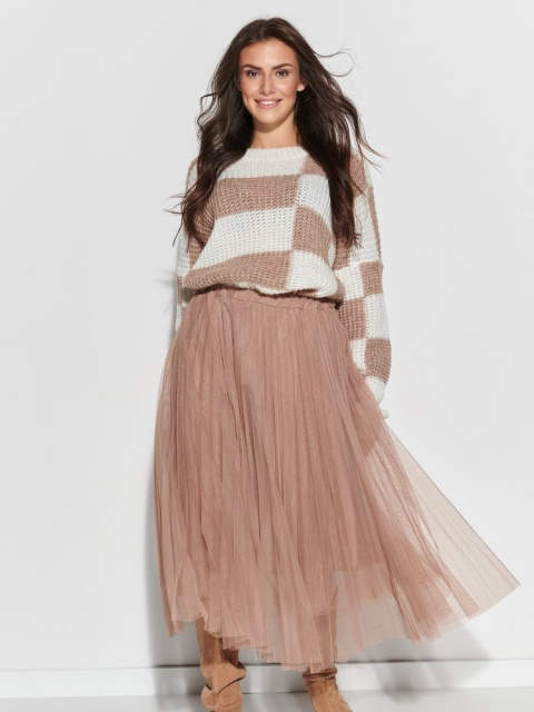 Tylová sukňa s oversize svetrom? Ideálny outfit na jar či jeseň