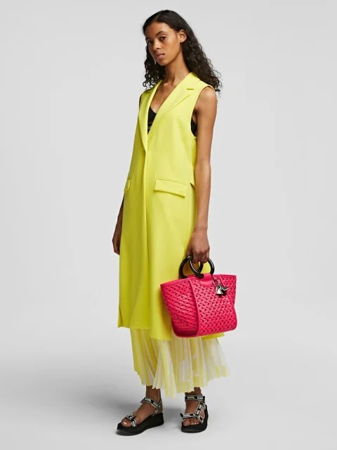 Veľká kabelka ako kontrastný prvok vo farebnom outfite